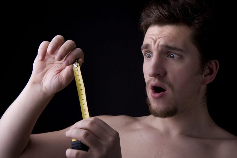 човек је измерио свој пенис пре повећања помоћу пумпе